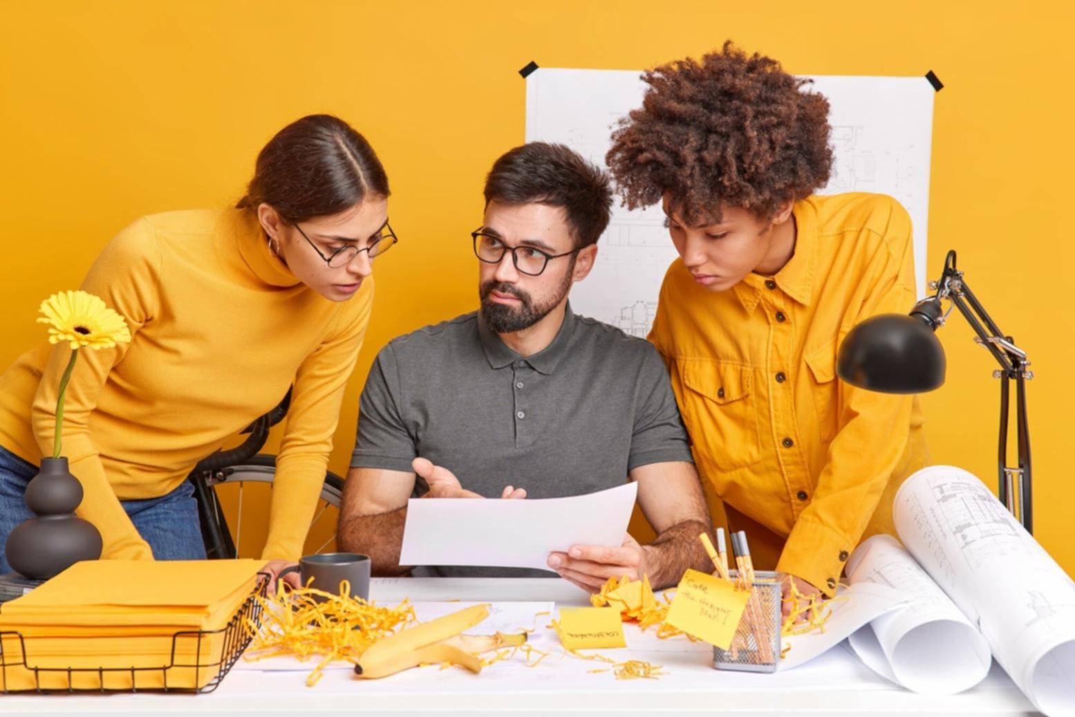 Professioneller Setup für Online-Lernen mit mehreren Monitoren